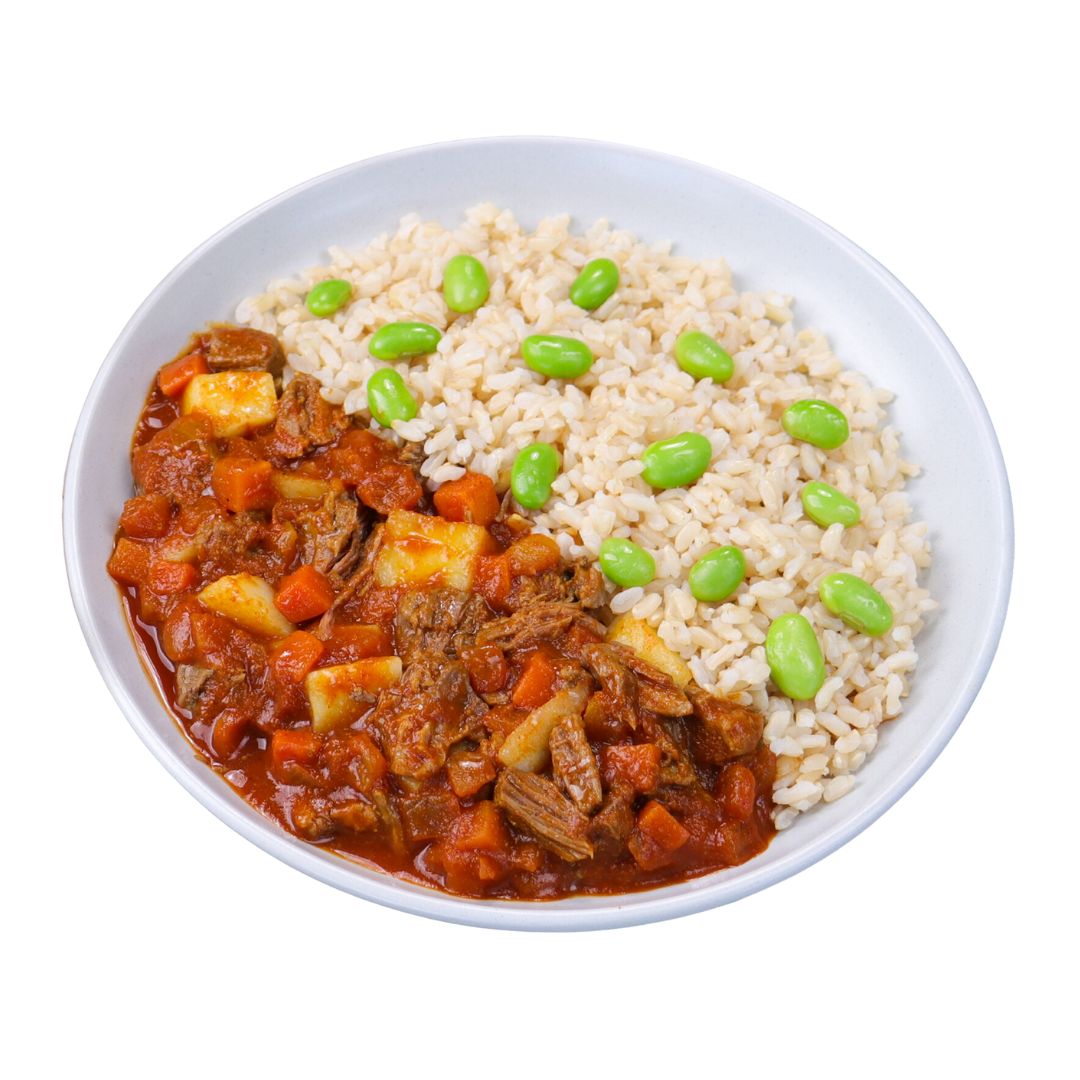 Tender beef chuck simmered in a Japanese style curry, with aromatic spices and a touch of sweetness. Fluffy brown rice, potatoes, sweet carrots & edamame. 